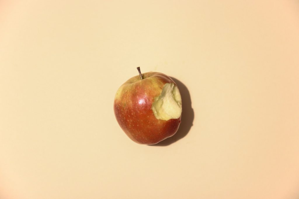 Manger une pomme par jour : mythe ou réalité pour éloigner le docteur ?